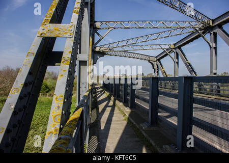 Carlton traversée de pont sur la rivière aire sur l'a1041 au nord de snaith en vue de drax dans l'arrière-plan Banque D'Images