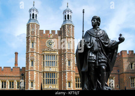 Statue de Henry VI (fondateur) et Lupton's Tower, cour de l'école, Eton College, Eton, Berkshire, Angleterre, Royaume-Uni Banque D'Images