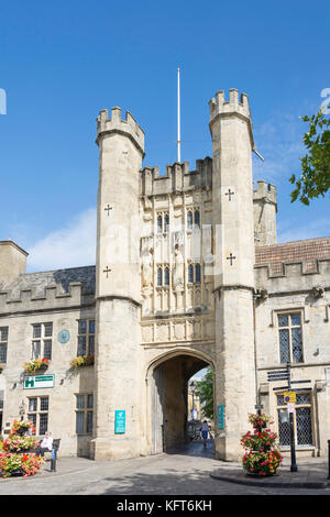 L'entrée de l'Œil de l'évêque de la cité fortifiée de passerelle de la liberté, Place du marché, Wells, Somerset, England, United Kingdom Banque D'Images