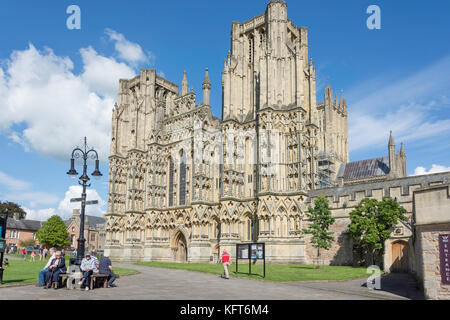 Avant de l'ouest de la cathédrale de Wells, Wells, Somerset, England, United Kingdom Banque D'Images