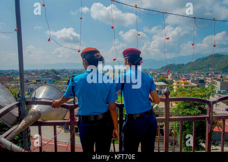 KATMANDOU, NÉPAL - 04 SEPTEMBRE 2017 : Portrait de deux gardes donnant un dos à la caméra, de l'armée népalaise posant pour caméra à l'entrée du temple Bindabasini dans un fond de nature Banque D'Images