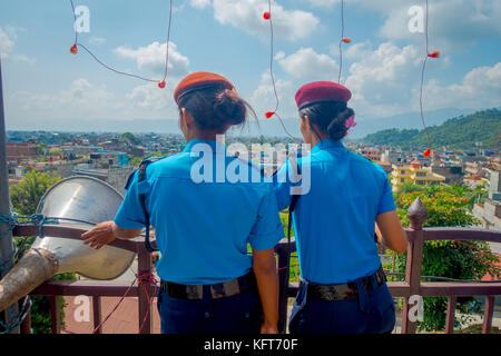 KATMANDOU, NÉPAL - 04 SEPTEMBRE 2017 : Portrait de deux gardes donnant un dos à la caméra, de l'armée népalaise posant pour caméra à l'entrée du temple Bindabasini dans un fond de nature Banque D'Images