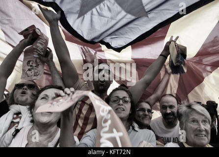 Des milliers agitent des drapeaux et de célébrer dans les rues de Barcelone le 27 octobre 2017, à la suite de l'annonce que la Catalogne a déclaré l'indépendance fr Banque D'Images