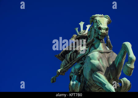 Kusunoki masashige samurai statue équestre en bronze érigée en 1897 dans le centre de Tokyo (avec copie espace) Banque D'Images