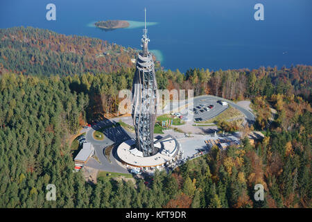 VUE AÉRIENNE.Tour futuriste en bois utilisée pour l'observation et la transmission à la télévision (hauteur : 100m).Pyramenidenkogel, Wörthersee, Carinthie, Autriche. Banque D'Images