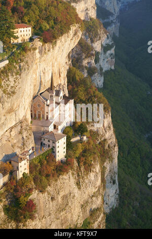 Bâtiment religieux construit sur un bord étroit sur le côté d'une falaise précipitée. Sanctuaire de Madonna Della Corona, Spiazzi, province de Vérone, Italie. Banque D'Images