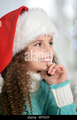 Portrait de petite fille mignonne dans chapeau de Père Noël Banque D'Images