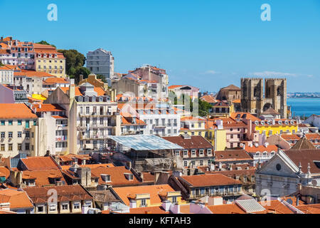 Les toits de Lisbonne vu de l'ascenseur de Santa Justa. PORTUGAL, Europe Banque D'Images