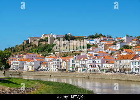 Vue de l'Alcacer do Sal ville et fleuve Sado. Alentejo, Portugal, Europe Banque D'Images