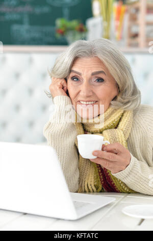 Senior woman with laptop Banque D'Images