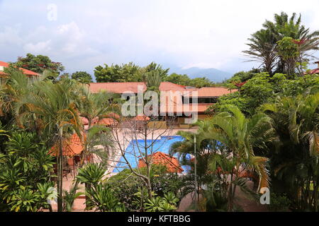 Vue depuis les suites de l'établissement Country Inn and Suites, San Antonio de Belen, San José, San José province, hauts plateaux du centre, le Costa Rica, Amérique Centrale Banque D'Images