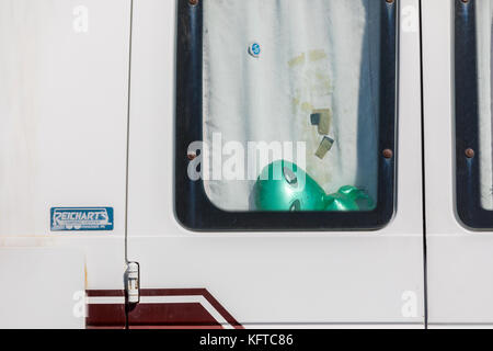 Blowup alien vert en plastique dans la fenêtre RV à Montuak, NY Banque D'Images
