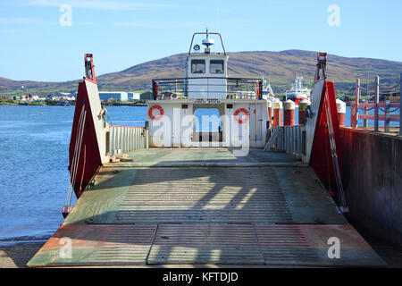 La voiture et le ferry qui relie Bere Island et Castletownbere, comté de Cork, Irlande - John Gollop Banque D'Images