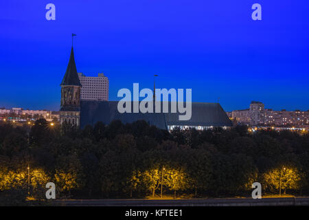 Nuit paysage urbain de Kaliningrad, Russie. Cathédrale gothique à Kaliningrad, ville anciennement koenigsberg, Allemagne. Belle vue sur l'île de Kant. nuit illu Banque D'Images