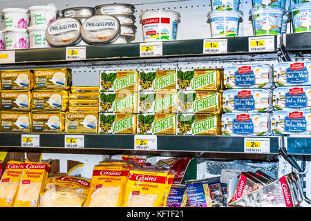 Paquets de beurre sur étagère de magasin - France. Banque D'Images