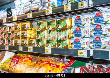 Paquets de beurre sur étagère de magasin - France. Banque D'Images