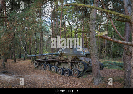 Historique faisant l'objet d'un M41 Walker Bulldog tank laissé en forêt Banque D'Images