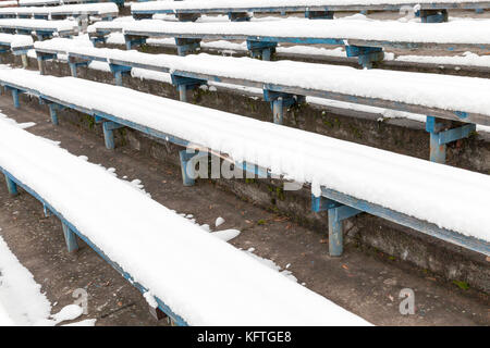 Banc en bois sous la neige Banque D'Images