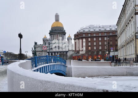 Saint Petersburg, Russie - 12 janvier 2017 : le bleu du pont sur la rivière moïka, sur l'arrière-plan de st. de la cathédrale Saint-Isaac et l'hôtel Astoria en hiver Banque D'Images