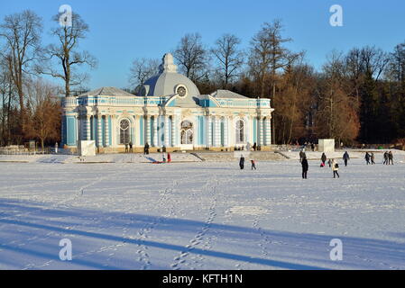 St.Petersburg, Russie - 22 janvier 2016 : pavillon grotte et un grand étang en hiver. Pouchkine, Tsarskoye Selo, Saint Petersburg Banque D'Images