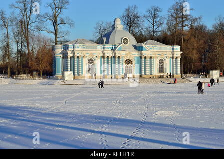 St.Petersburg, Russie - 22 janvier 2016 : pavillon grotte et un grand étang en hiver. Pouchkine, Tsarskoye Selo, Saint Petersburg Banque D'Images