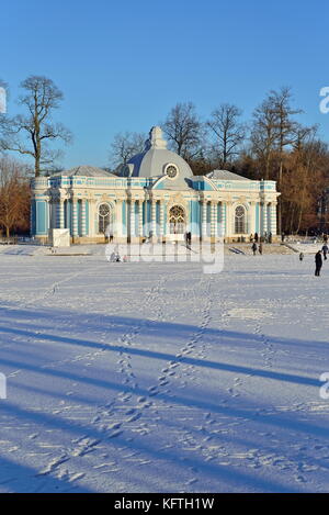 Grotte du pavillon et un grand étang en hiver. Pouchkine, Tsarskoye Selo, Saint Petersburg Banque D'Images