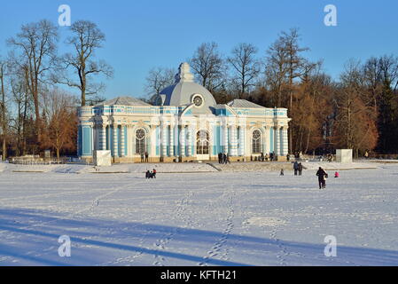 St.Petersburg, Russie - 22 janvier 2016 : pavillon grotte et un grand étang en hiver. Pouchkine, Tsarskoye Selo, Saint Petersburg Banque D'Images