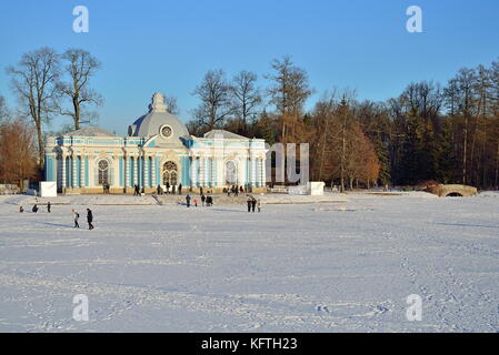 Grotte du pavillon et un grand étang en hiver. Pouchkine, Tsarskoye Selo, Saint Petersburg Banque D'Images