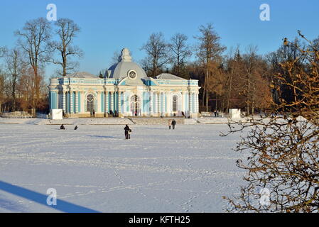 St.Petersburg, Russie - 22 janvier 2016 : pavillon grotte et un grand étang en hiver. Pouchkine, Tsarskoye Selo, Saint Petersburg Banque D'Images