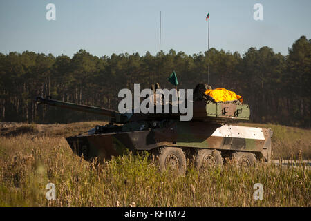 Un AMX-10RC se prépare à descendre le feu au cours d'une gamme bilatérales du réservoir pendant l'exercice Bold Alligator 17 Banque D'Images