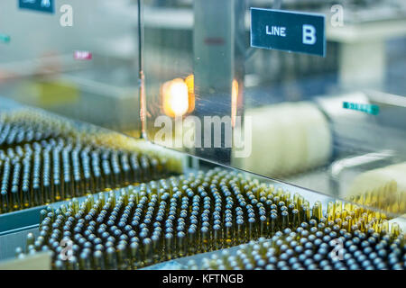 Machine de contrôle automatique inspecte flacons et ampoules pour les particules dans un liquide et contenant des défauts. Banque D'Images