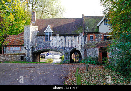 Une vue du Watergate à Pull's Ferry depuis le Lower Close à Norwich, Norfolk, Angleterre, Royaume-Uni. Banque D'Images