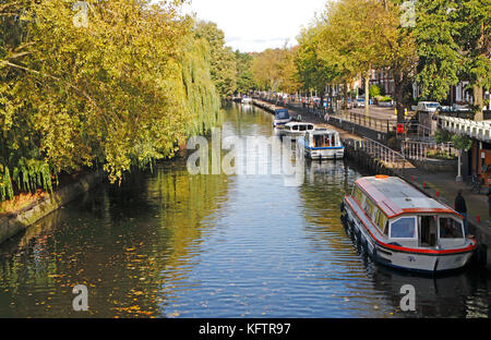 Une vue de la rivière Wensum avec des bateaux amarrés en automne à Norwich, Norfolk, Angleterre, Royaume-Uni. Banque D'Images