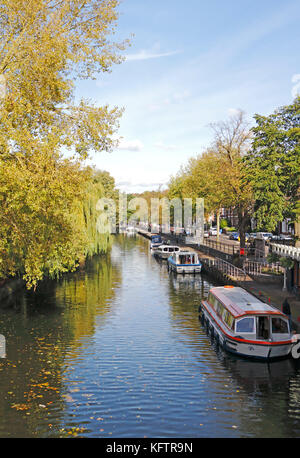 Une vue de la rivière Wensum avec des bateaux amarrés en automne à Norwich, Norfolk, Angleterre, Royaume-Uni. Banque D'Images