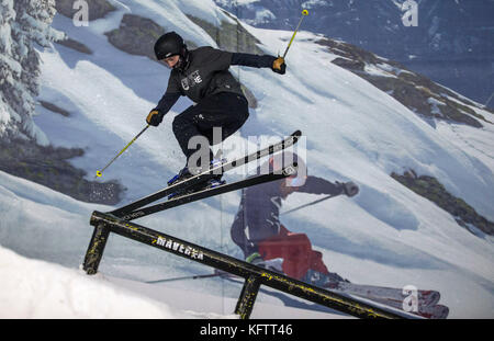 Des athlètes lors d'une démonstration sur la piste pendant la journée médiatique avant PyeongChang 2018 au Snow Centre, Hemel Hempstead. APPUYEZ SUR ASSOCIATION photo. Date de la photo: Mardi 31 octobre 2017. Le crédit photo devrait se lire: Steven Paston/PA Wire Banque D'Images