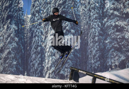 Des athlètes lors d'une démonstration sur la piste pendant la journée médiatique avant PyeongChang 2018 au Snow Centre, Hemel Hempstead. APPUYEZ SUR ASSOCIATION photo. Date de la photo: Mardi 31 octobre 2017. Le crédit photo devrait se lire: Steven Paston/PA Wire Banque D'Images