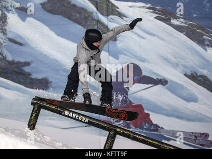 Des athlètes lors d'une démonstration sur la piste pendant la journée médiatique avant PyeongChang 2018 au Snow Centre, Hemel Hempstead. APPUYEZ SUR ASSOCIATION photo. Date de la photo: Mardi 31 octobre 2017. Le crédit photo devrait se lire: Steven Paston/PA Wire Banque D'Images