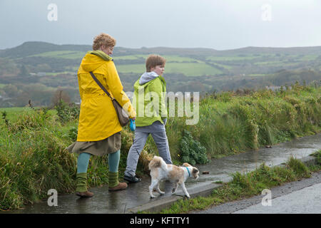 Family walking dog, Ballintoy, co Antrim, en Irlande du Nord Banque D'Images