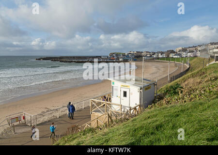 Plage et port de plaisance, Portrush, co Antrim, en Irlande du Nord Banque D'Images