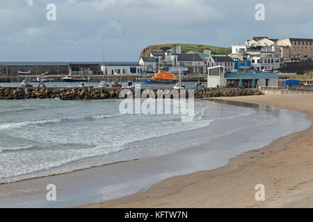 Plage et port de plaisance, Portrush, co Antrim, en Irlande du Nord Banque D'Images