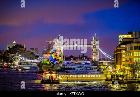 Photo éclairée de nuit de Tower Bridge et du HMS Belfast, Londres Banque D'Images
