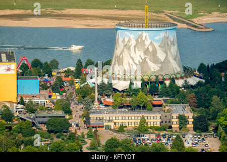Kunderland Kalkar, parc d'attractions, ancienne centrale nucléaire Kalkar am Rhein, tour de refroidissement peint du pays des merveilles de l'eau de base, Kalkar am Rhein, Kalkar, Banque D'Images