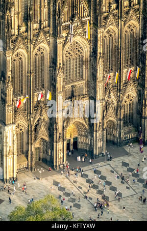 Cathédrale de Cologne, centre de Cologne, porte ouest au soleil le soir, entrée ouest, entrée principale, place de la cathédrale, à côté du musée romain-germanique, Cologn Banque D'Images