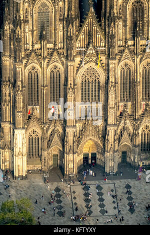 Cathédrale de Cologne, centre de Cologne, porte ouest au soleil le soir, entrée ouest, entrée principale, place de la cathédrale, à côté du musée romain-germanique, Cologn Banque D'Images