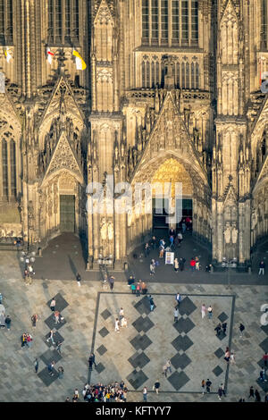 Cathédrale de Cologne, centre de Cologne, porte ouest au soleil le soir, entrée ouest, entrée principale, place de la cathédrale, à côté du musée romain-germanique, Cologn Banque D'Images