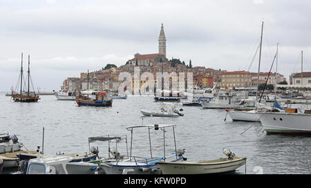 Rovinj, Croatie - 15 octobre : ville et port de Rovinj le 15 octobre 2014. Tour de l'église et maisons colorées au front de mer de Rovinj, Croatie. Banque D'Images