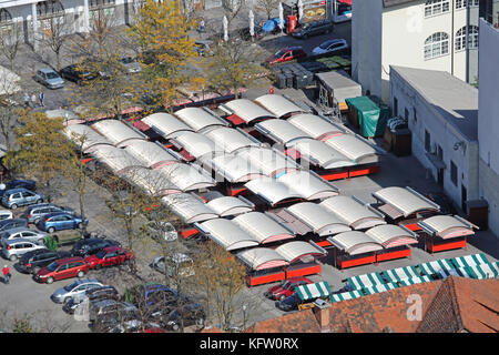 Ljubljana, Slovénie - 12 octobre : farmers market aerial à Ljubljana le 12 octobre 2014. central marché plein air cale à Ljubljana, Slovénie. Banque D'Images