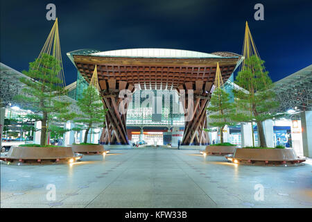 Kanazawa, JAPON - 30 nov 2016 : le tambour tsuzumi porte de la gare de Kanazawa. Il est situé à l'entrée est de la gare JR de Kanazawa. Banque D'Images