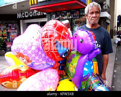 Antipolo City, Philippines - 25 octobre 2017 : un homme vend des ballons colorés et de caractère pour les piétons. Banque D'Images