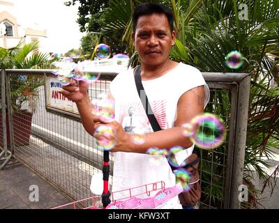 Antipolo City, Philippines - 25 octobre 2017 : un homme vend un Bubble maker pour les piétons. Banque D'Images